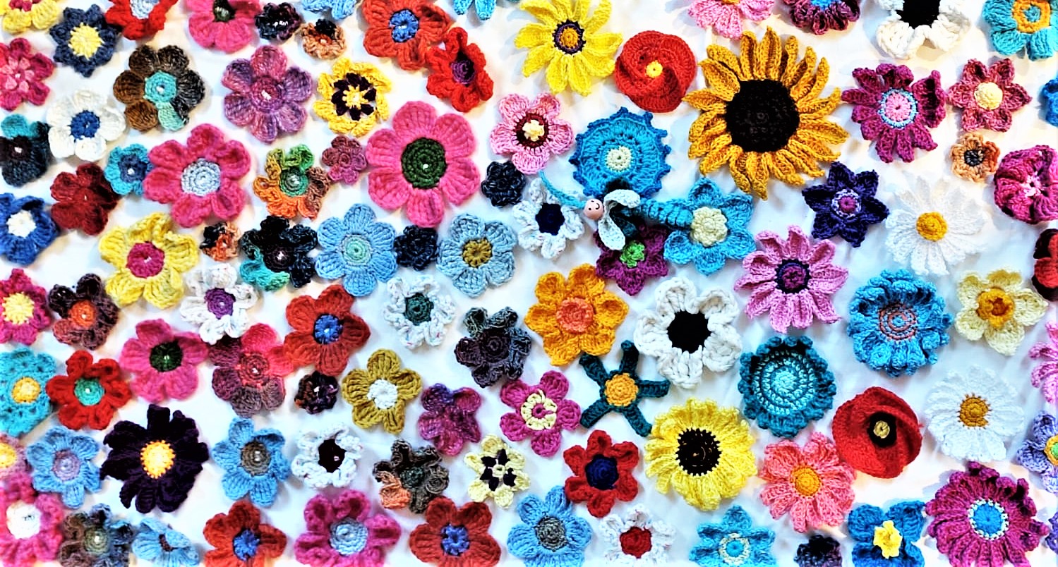 Ein bunter Teppich aus gehäkelten Blüten.