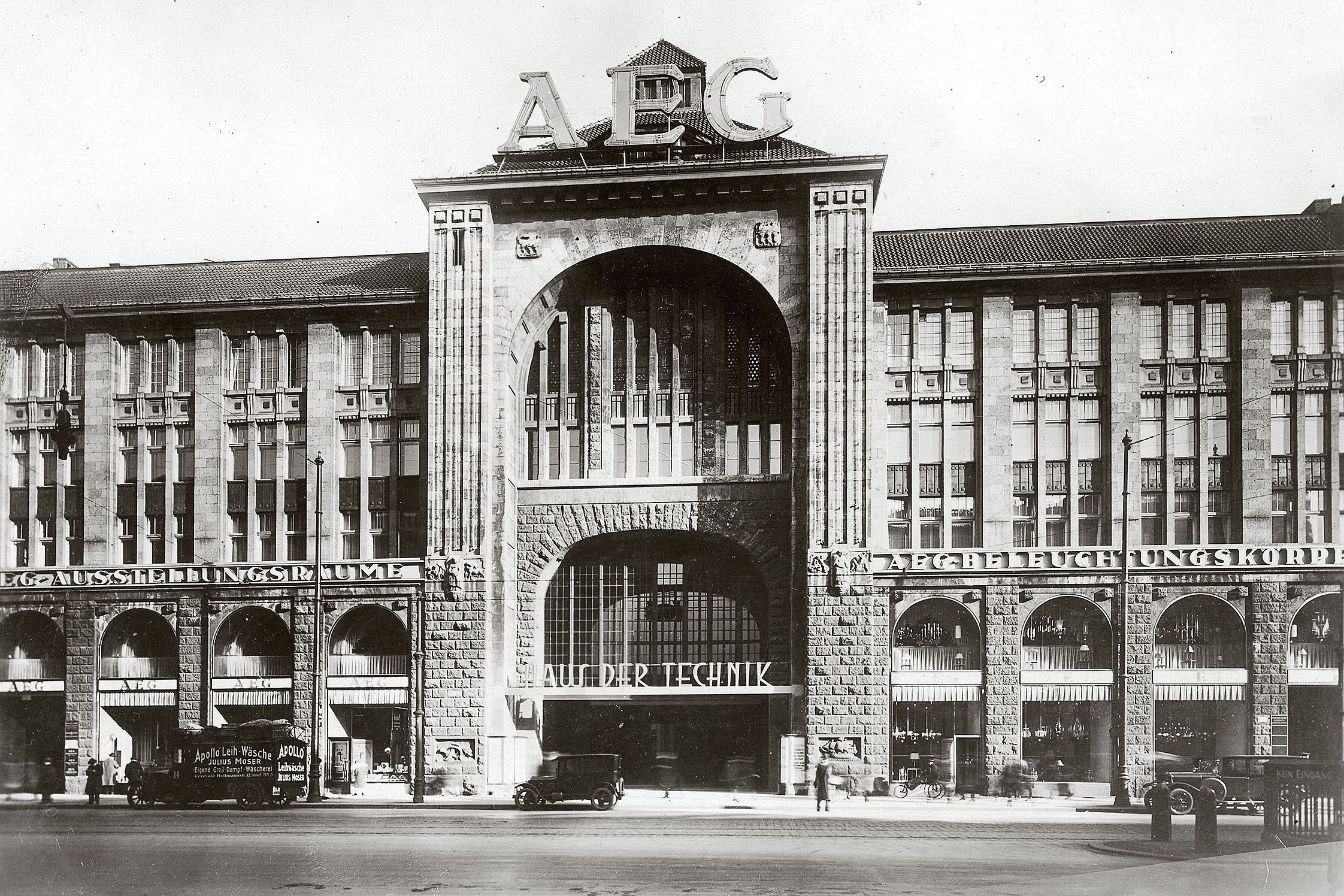 Schwarzweiß-Foto einer Fassade eines großen Gebäudes aus dem Anfang des 20. Jahrundert mit Kaufhaus-Charakter.