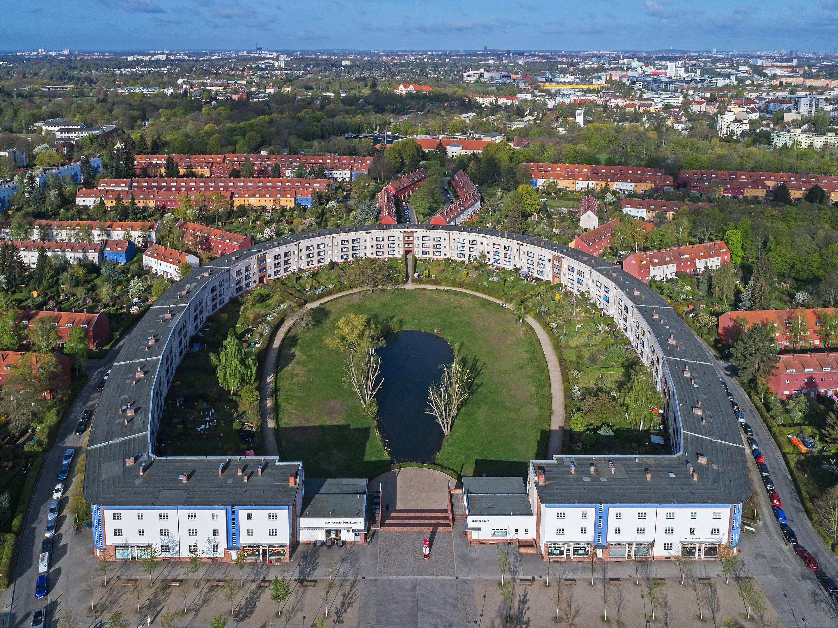 Eine Wohnsiedlung in Hufeisenform