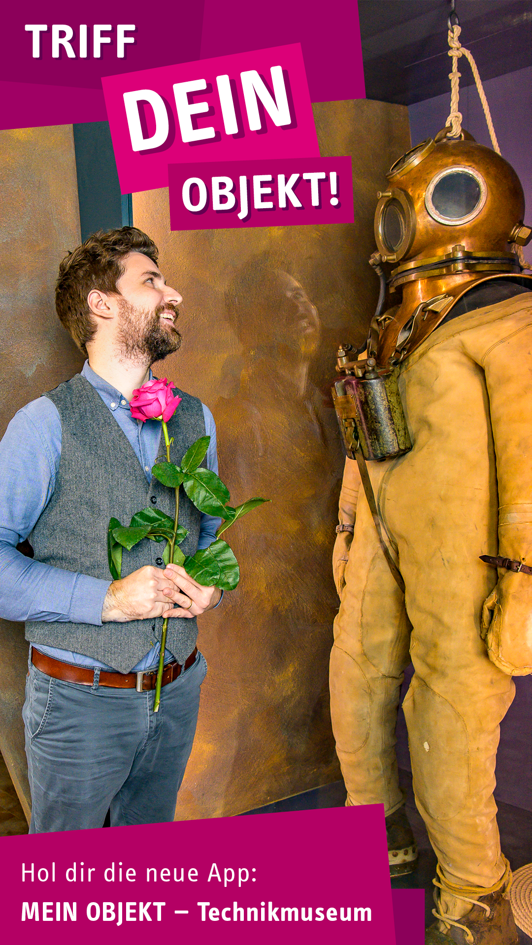 Ein Mann hält eine Rose in den Händen, neben ihm in einer Vitrine ist ein Taucheranzug ausgestellt. Text: Triff dein Objekt! Hol dir die neue App "Mein Objekt - Deutsches Technikmuseum". 