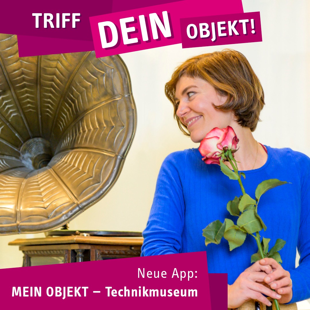 Eine Frau hält eine Rose in den Händen, neben ihr in einer Vitrine ist ein Grammofon ausgestellt. Text: Triff dein Objekt! Hol dir die neue App "Mein Objekt - Technikmuseum". 