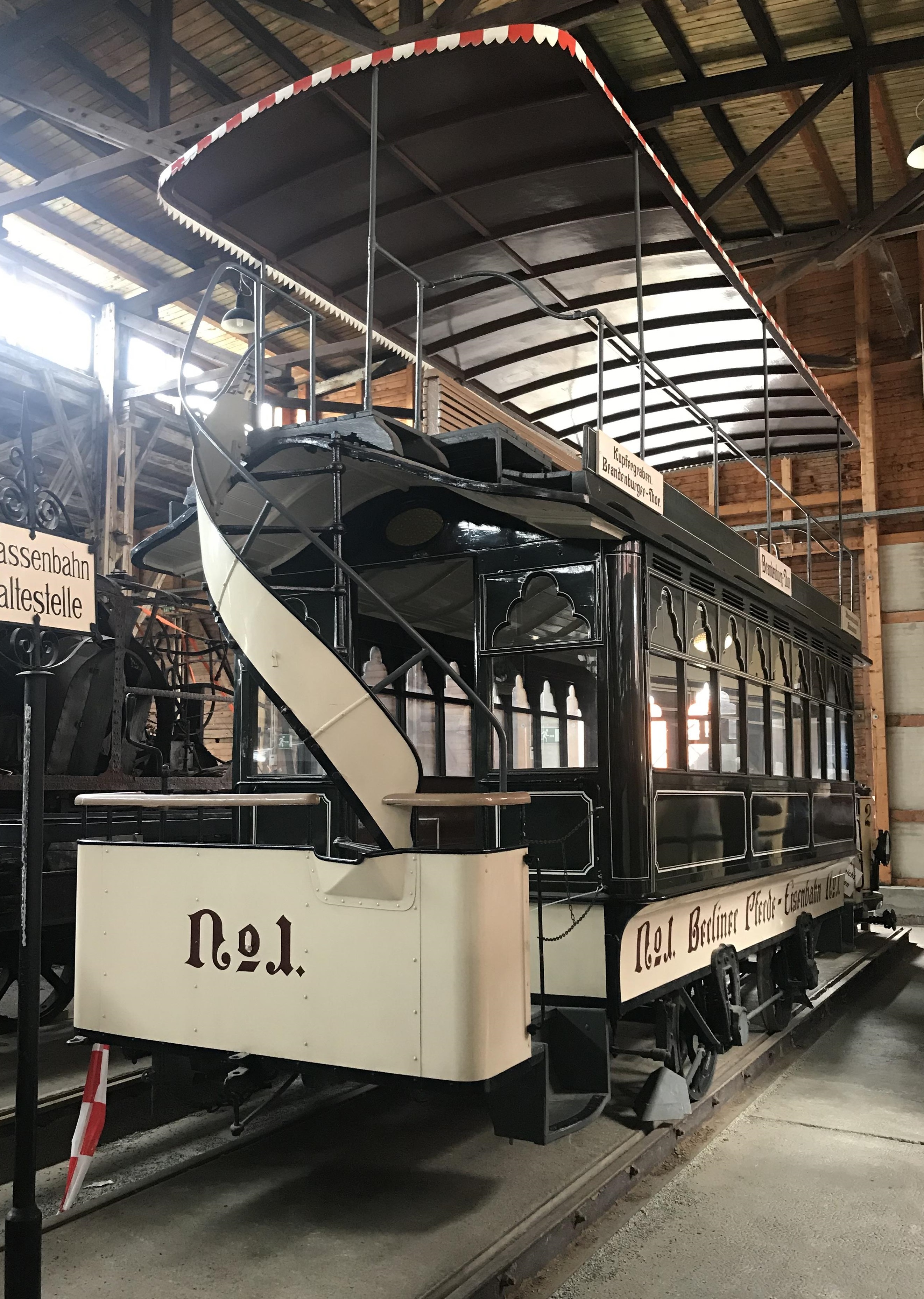 Der älteste in Europa erhaltene Straßenbahnwagen steht im Depot für Straßenverkehr des Deutschen Technikmuseums in der Monumentenhalle.