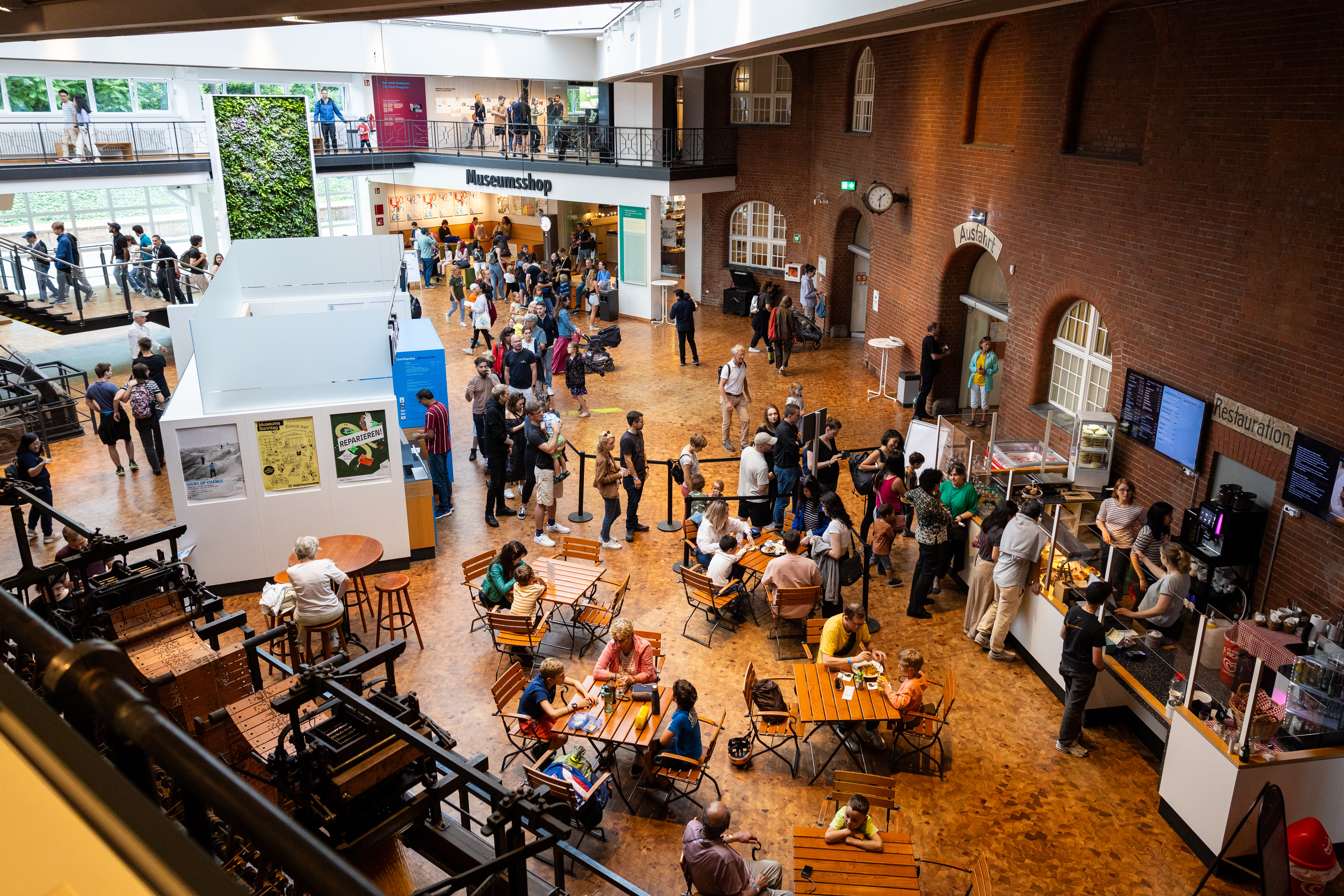Viele Menschen in einem Foyer eines Museums.