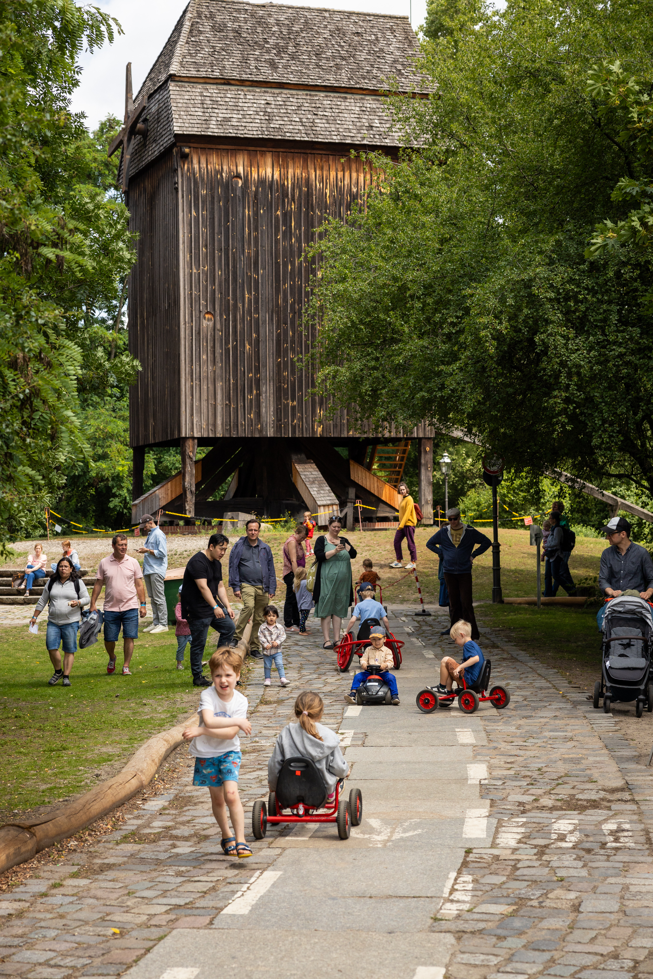 Kleine und große Gäste des Museums auf dem Verkehrsparcours an der Mühle.