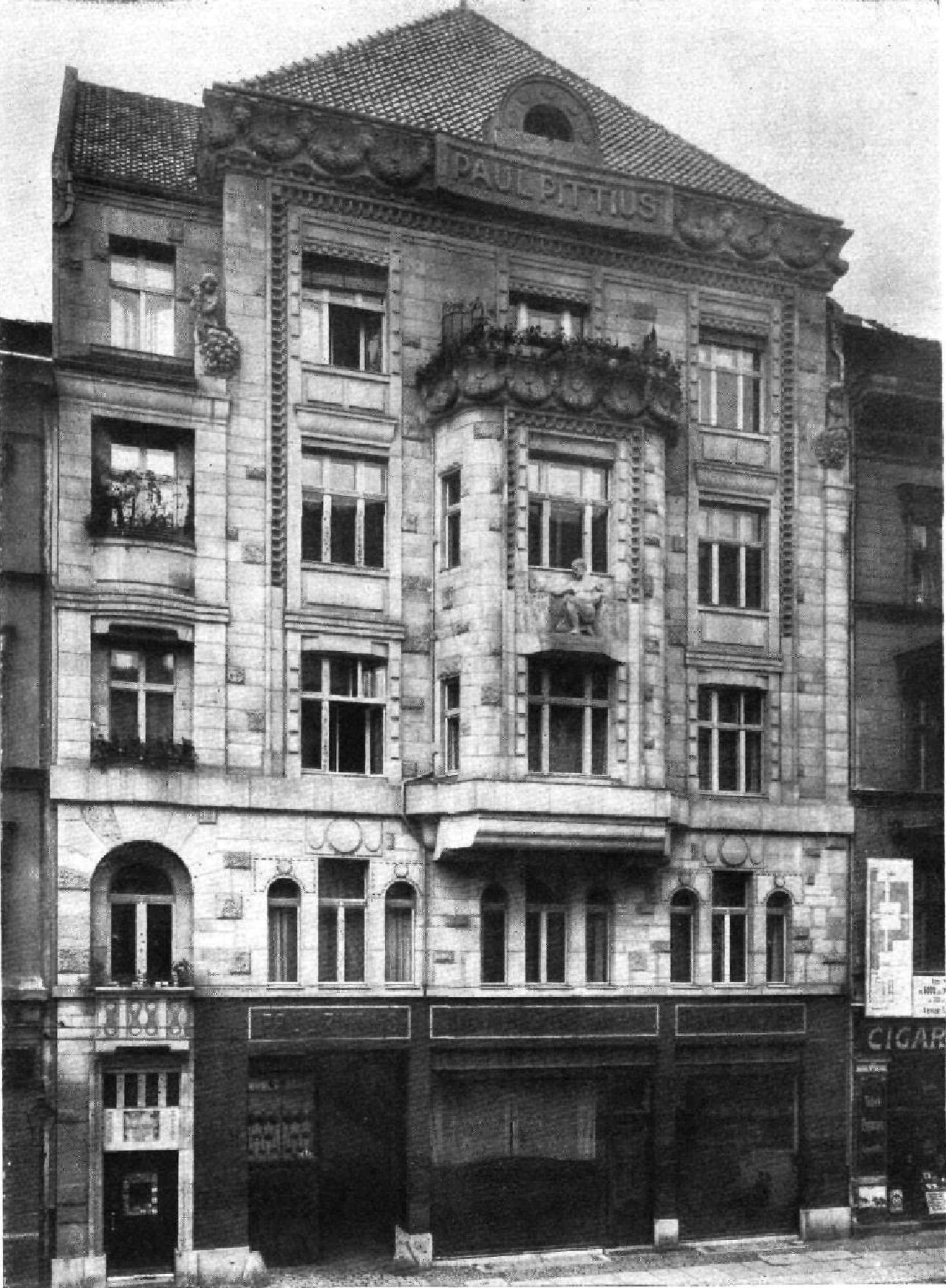 Das Foto zeigt die Fassade des 1907 erbauten Firmensitzes mit der Inschrift „Paul Pittius“. 