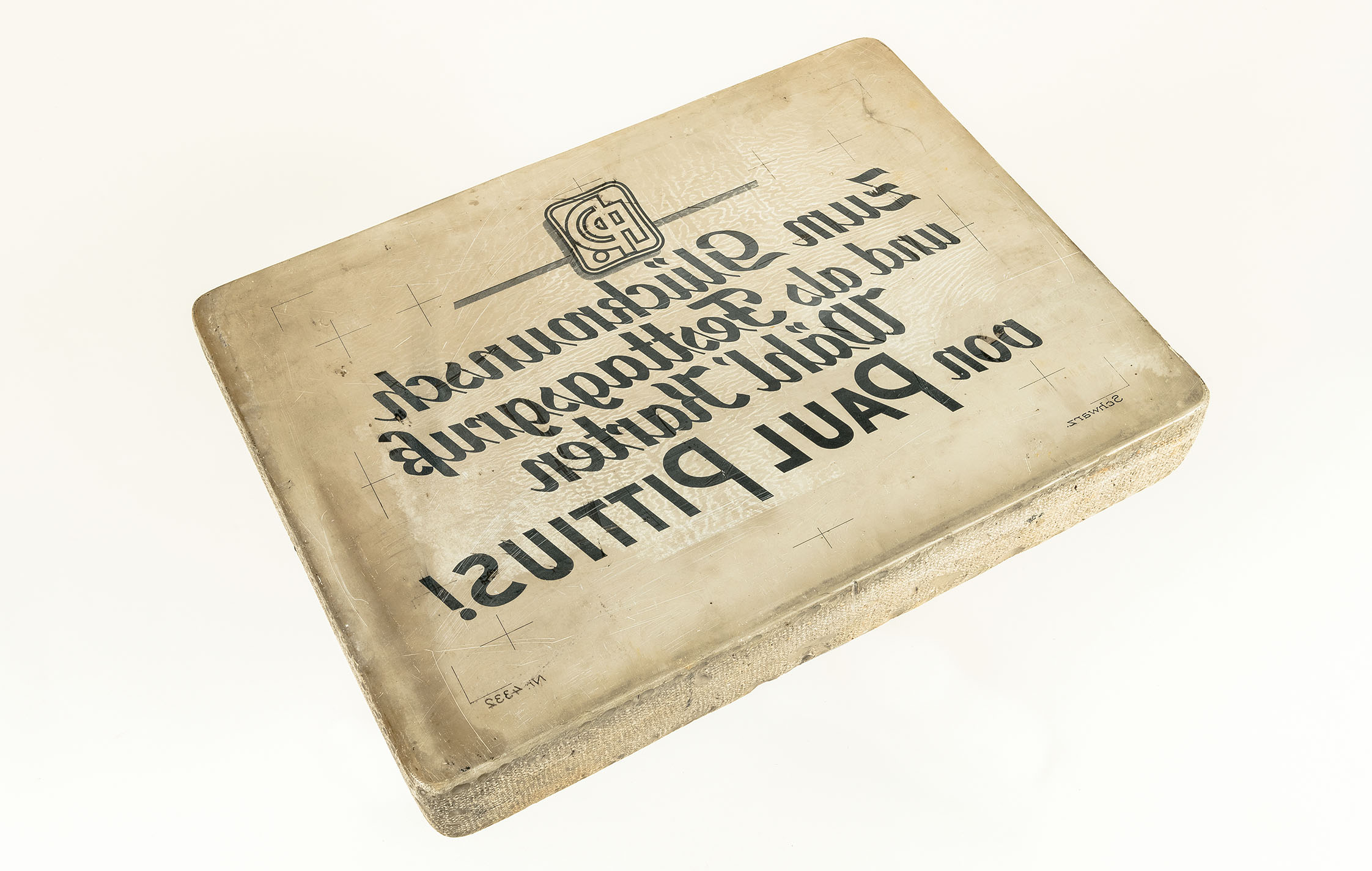 Lithographiestein mit der Aufschrift "Wer Freunde will zum Fest beglücken, muss 'Pittius'-Glückwunschkarten schicken!"