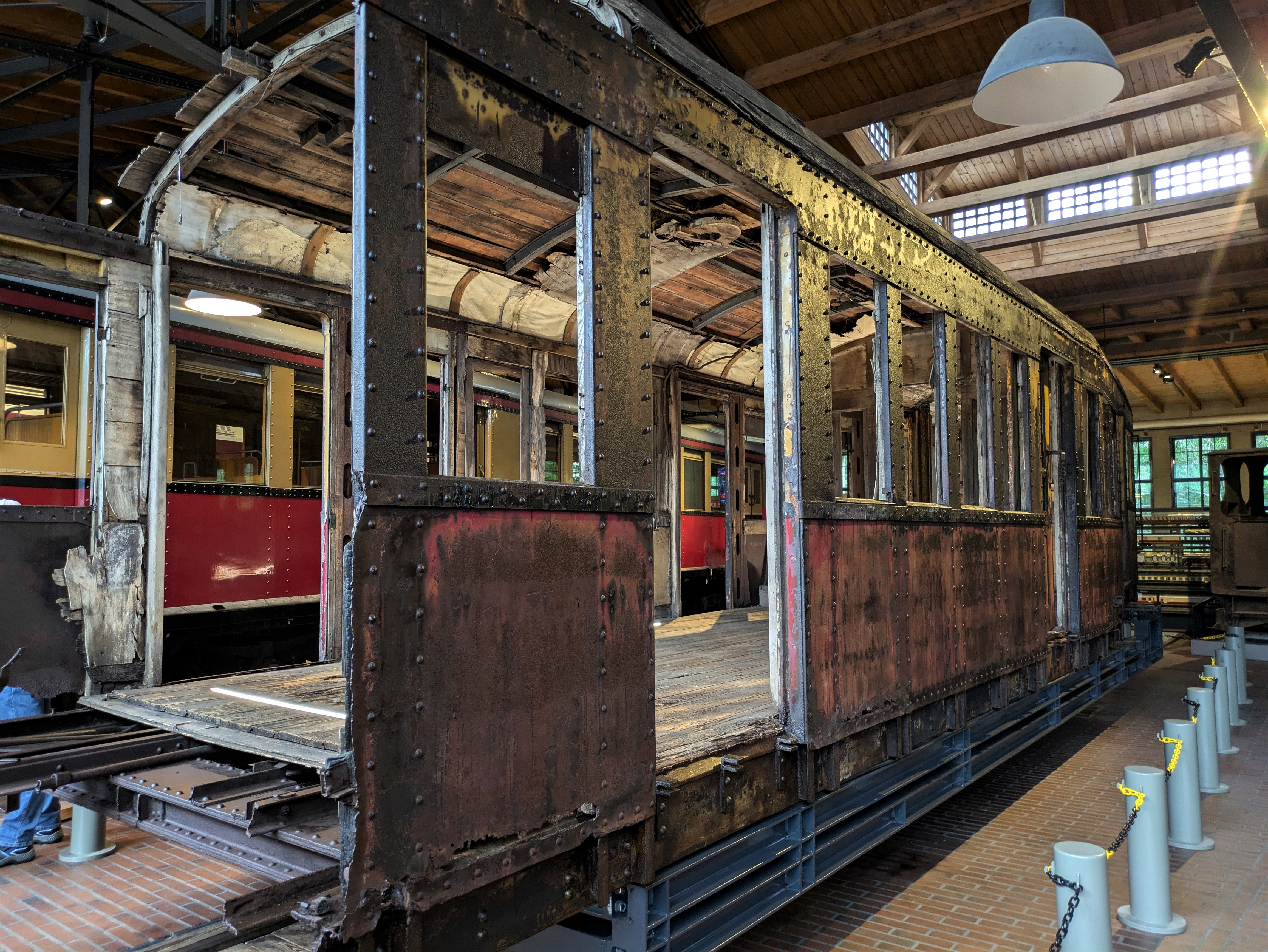 Im Lokschuppen: Das Fragment des einzigen originalen S-Bahn-Triebwagens aus der ersten Fahrzeugserie von 1924, der Bauart „Bernau“. Im Hintergrund ein gelb-roter S-Bahn-Wagen aus dem Jahr 1928.