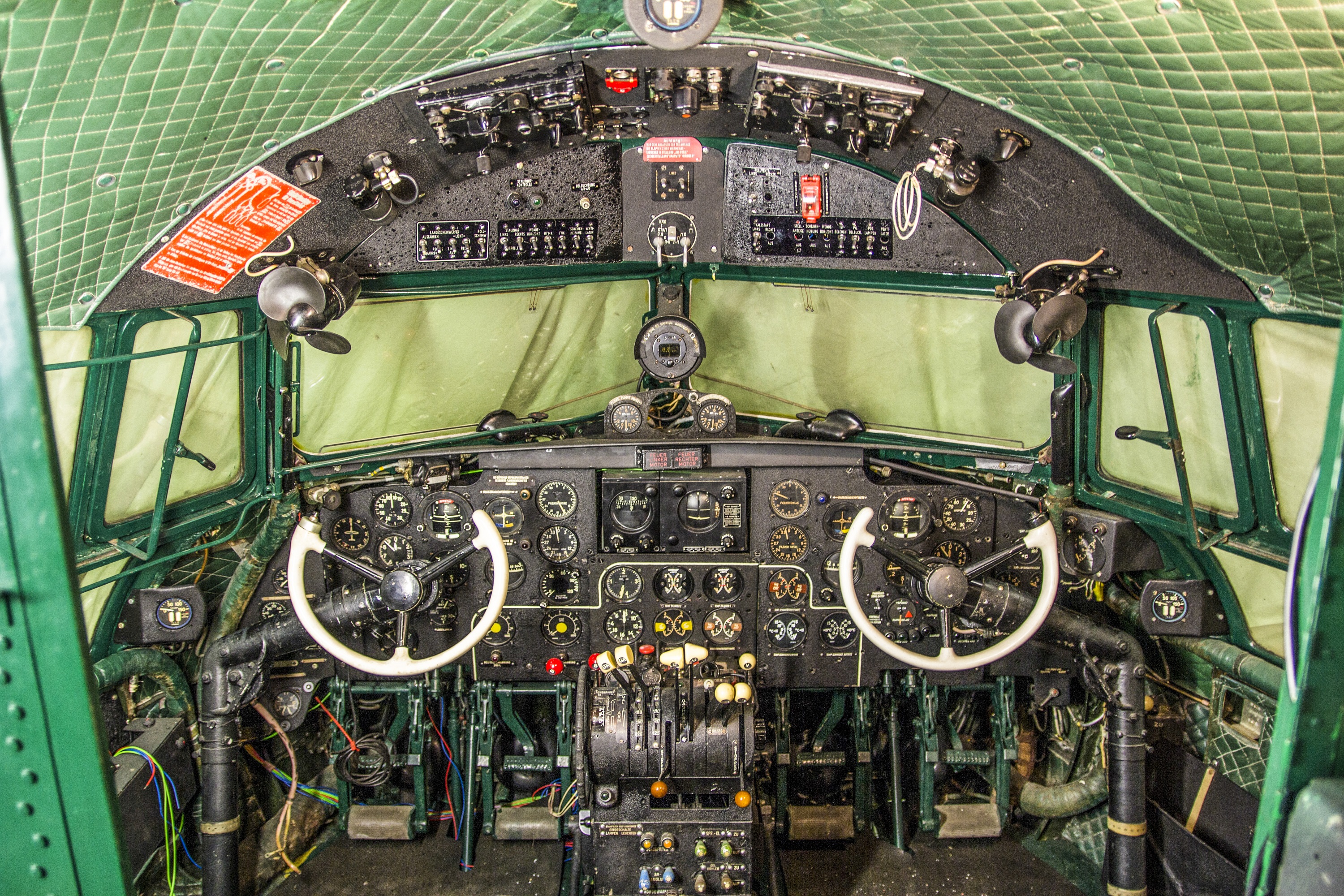 Blick in das Cockpit eines Flugzeugs, das sehr schön restauriert worden ist.