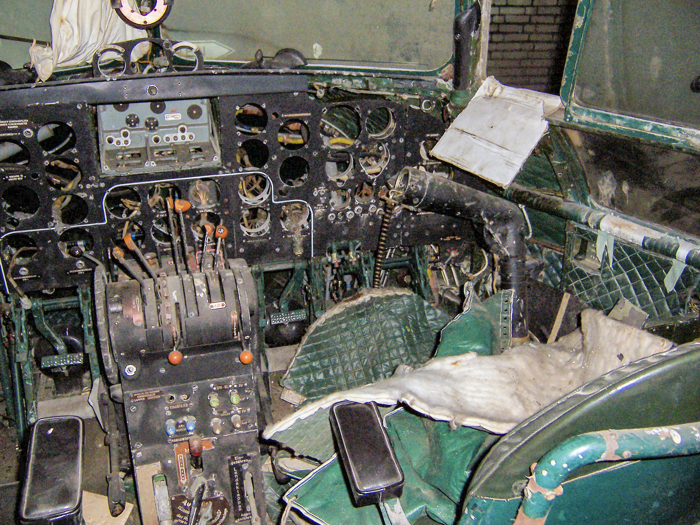 Blick in das schwer beschädigte Cockpit eines Flugzeugs