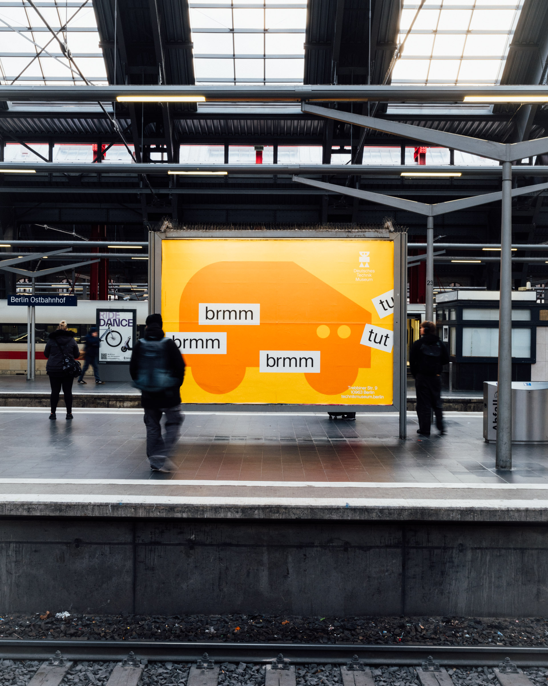 Plakat mit orangefarbenem Auto und den Worten "brrm" und "tut"