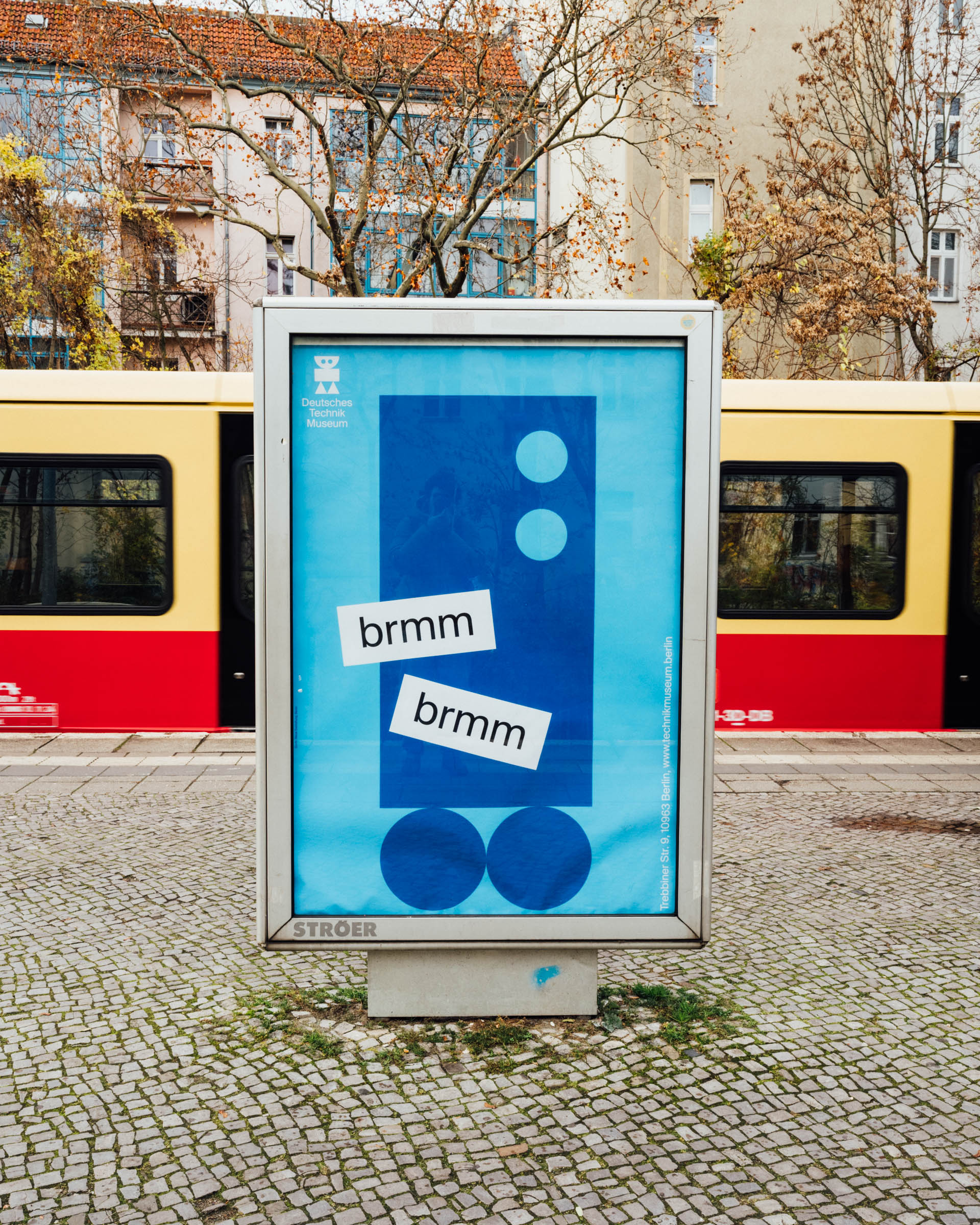 Plakat mit blauem Fahrzeug und den Worten "brrm"