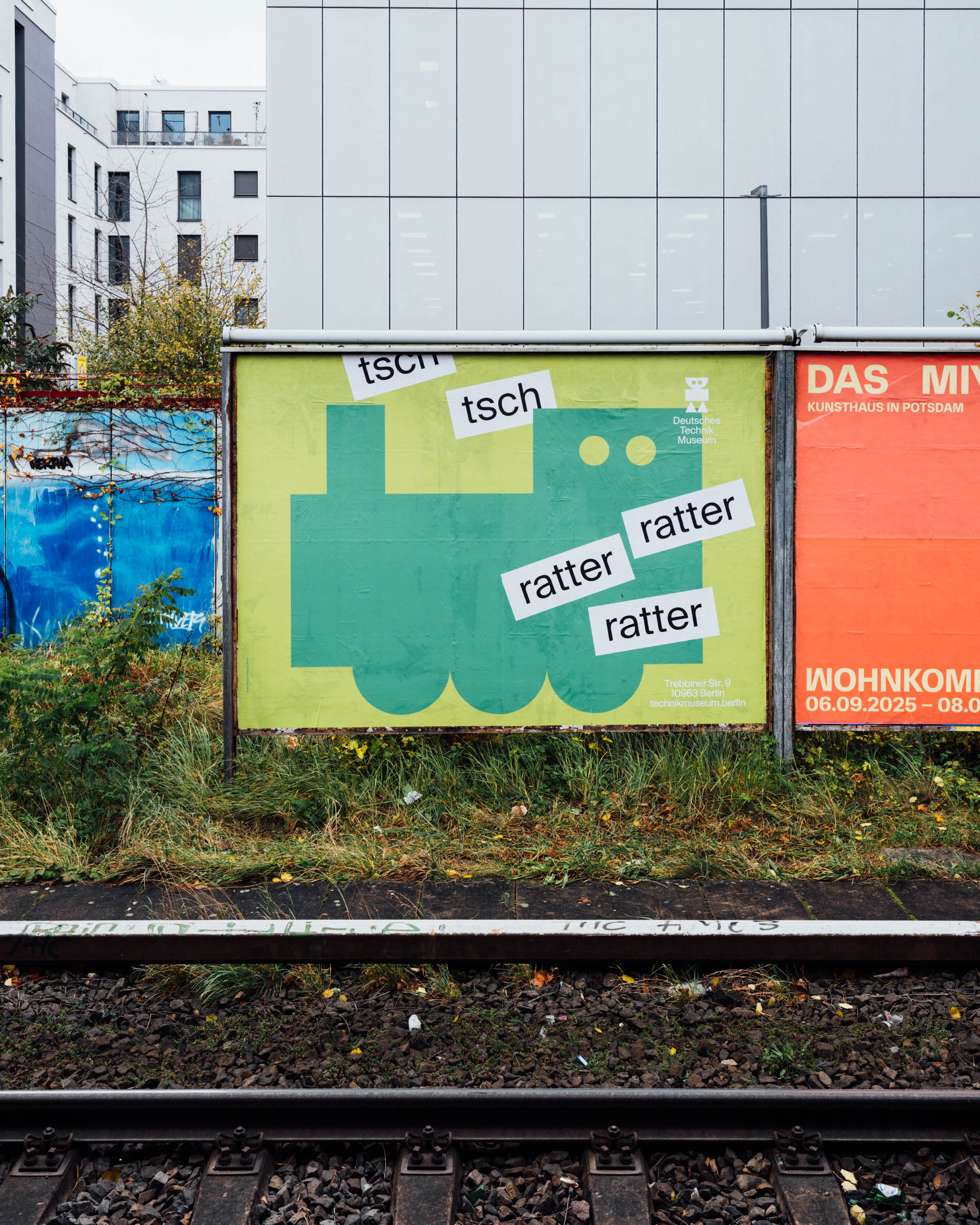 Plakat mit grüner Lokomotive und den Worten "ratter" und "tsch"