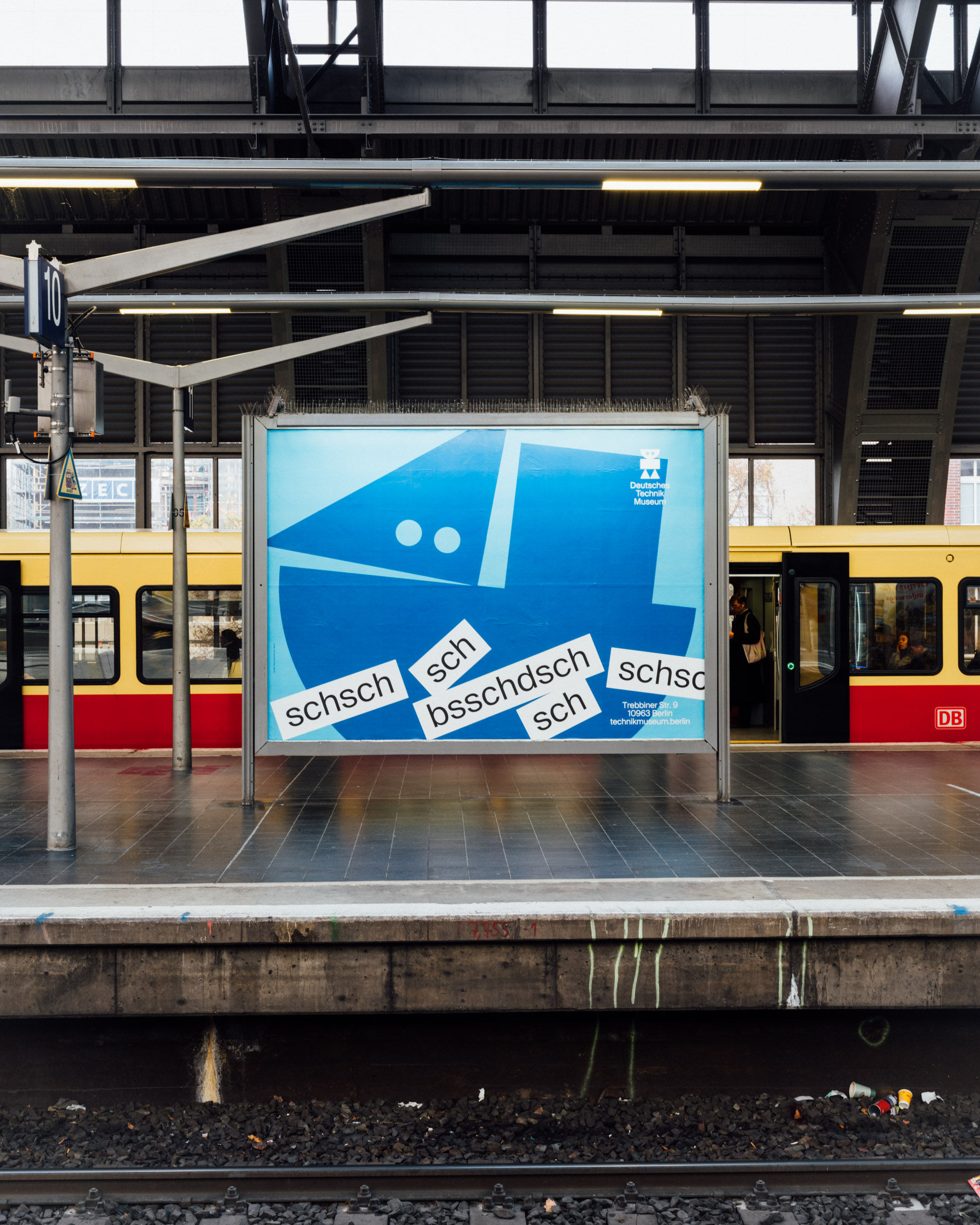 Plakat mit blauem Schiff und den Worten "schsch" und bsssch"