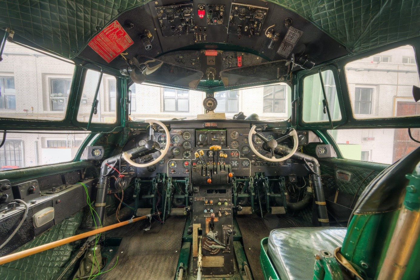 Blick in das Cockpit eines Flugzeugs, das sehr schön restauriert worden ist.