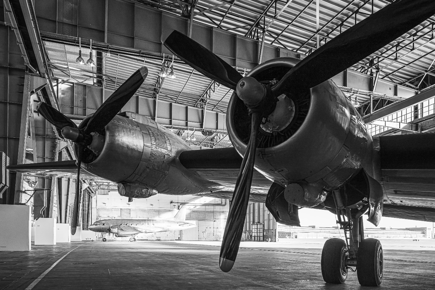 Schwarzweiß-Foto von zwei Flugzeugen: Im Vordergrund eine Douglas C-54 und im Hintergrund eine Iljuschin