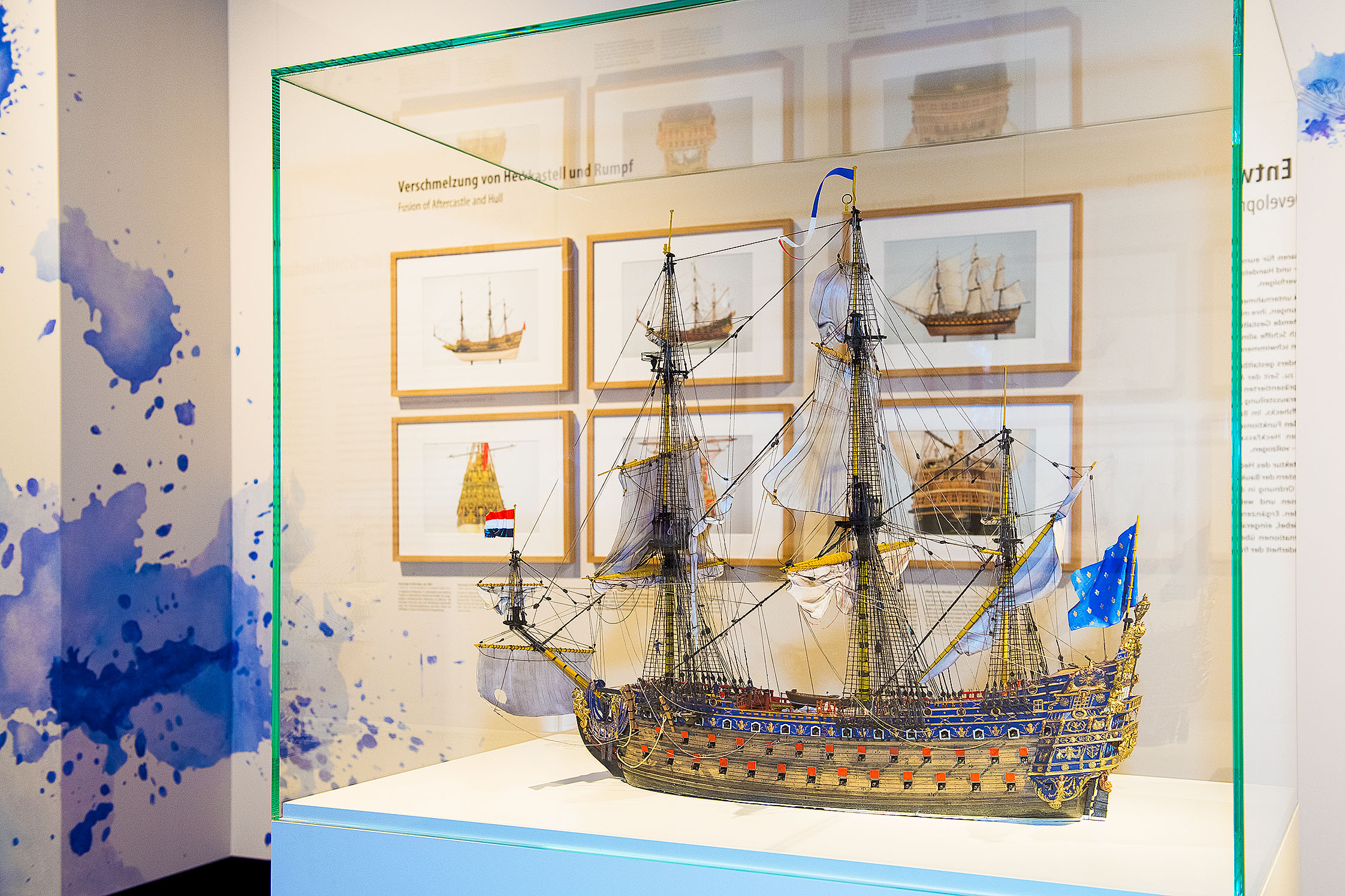 Im Vordergrund eine Vitrine mit einem Model des Barockschiffes LE SOLEIL ROYAL, im Hintergrund gerahmte Schiffszeichnungen.