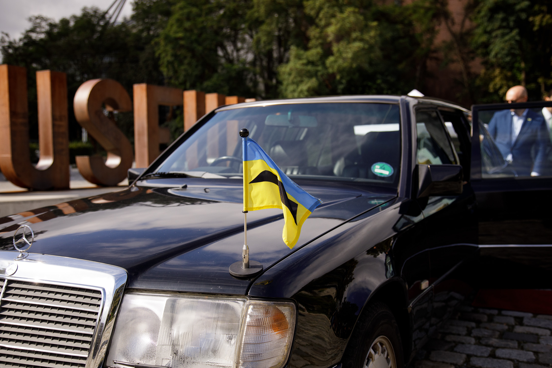 Schwarze Limousine mit Staatsflagge