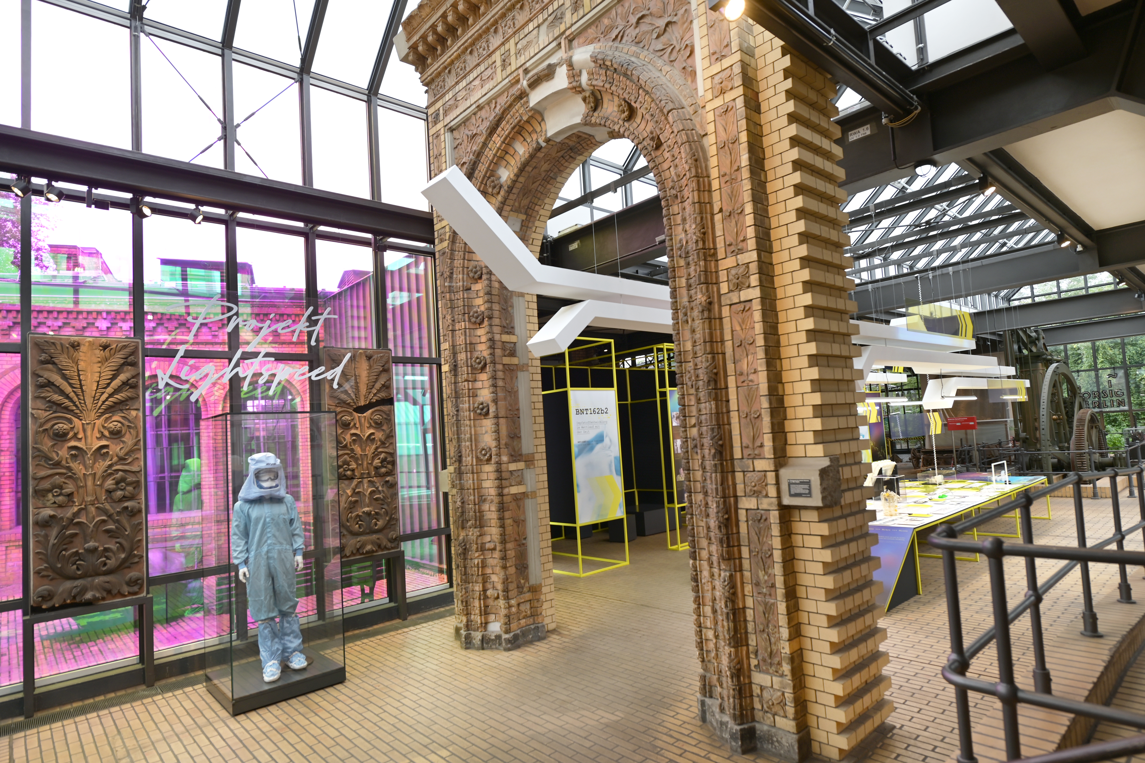 A view inside the locomotive shed with the Fürstenportal, through which part of the exhibition module protrudes.