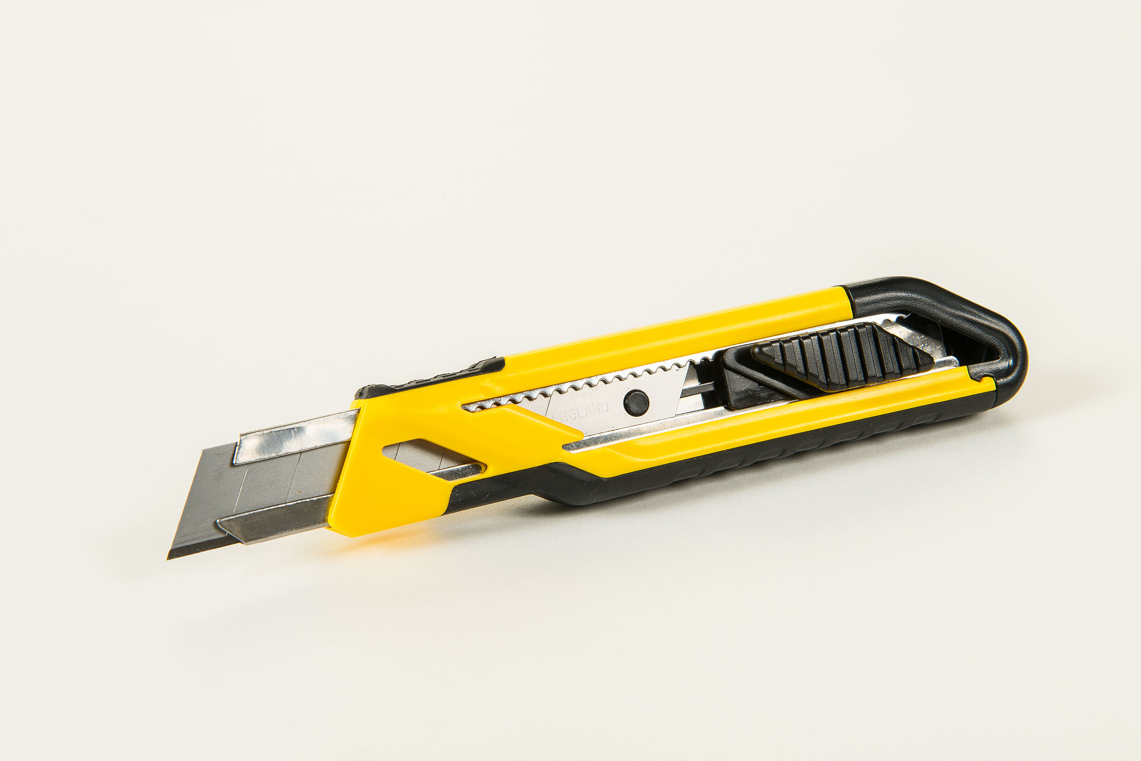 A yellow cutter is visible.