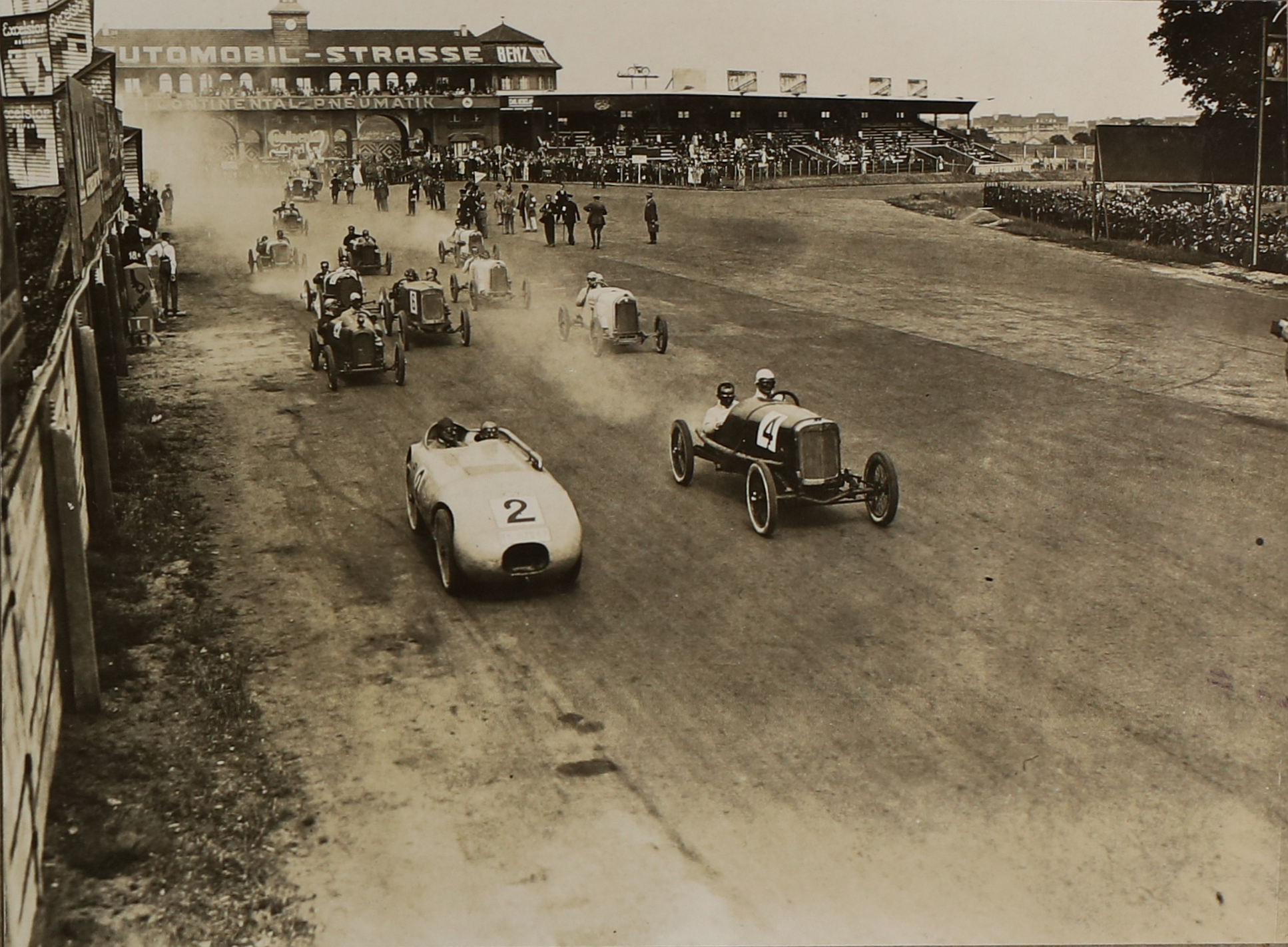 Historic black-and-white photo of a car race on the Avus.