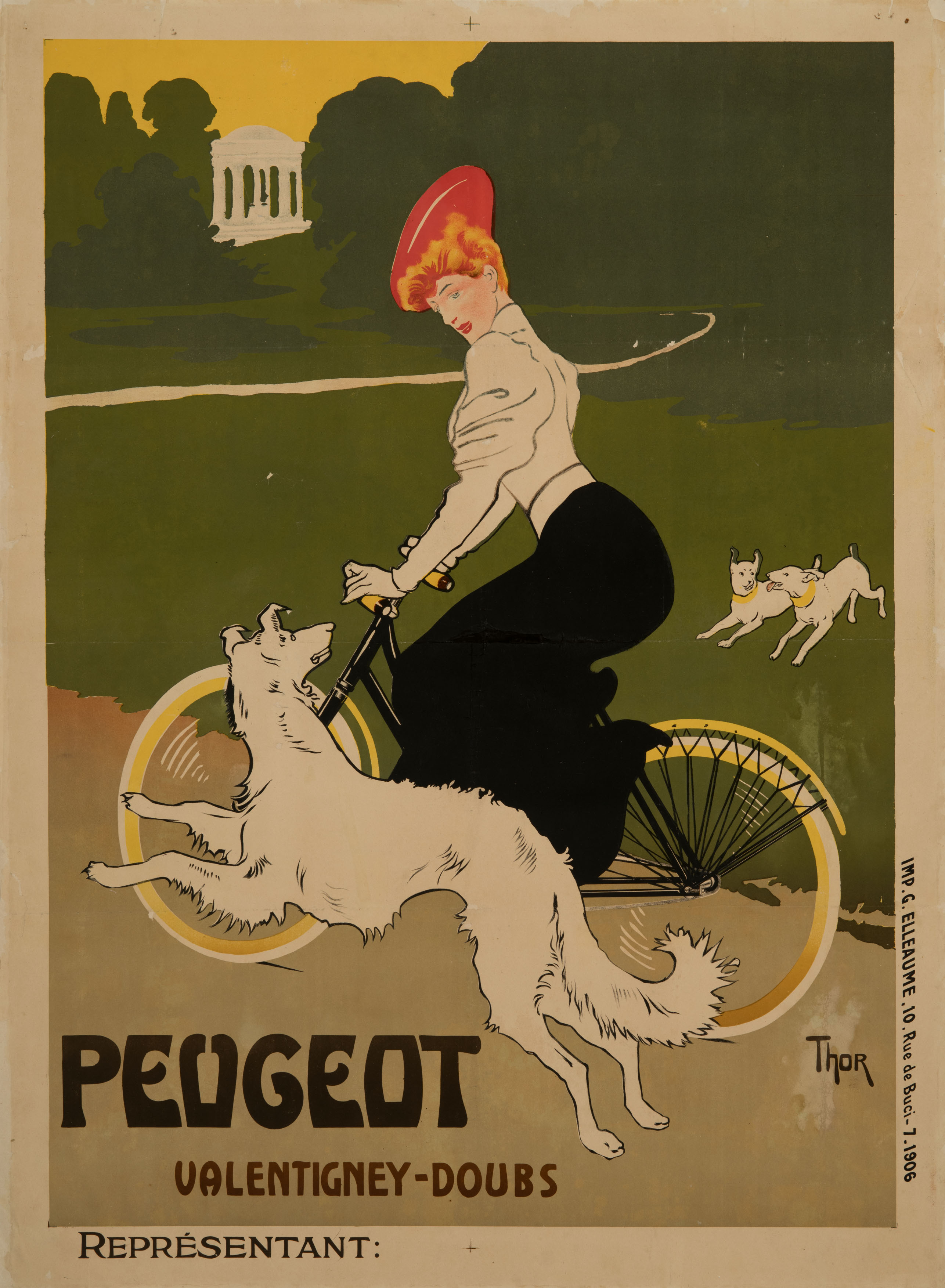 Zentrum des Werbeplakats ist eine Dame mit rotem Hut, weißer Bluse und schwarzem Rock. Sie fährt auf einem Damenrad von links nach rechts. Davor springt ein großer weißer Hund über den Schriftzug „Peugeot Valentigney-Doubs“. Den Hintergrund bildet eine Parklandschaft mit einem weißen Tempel und zwei weiteren weißen Hunden.