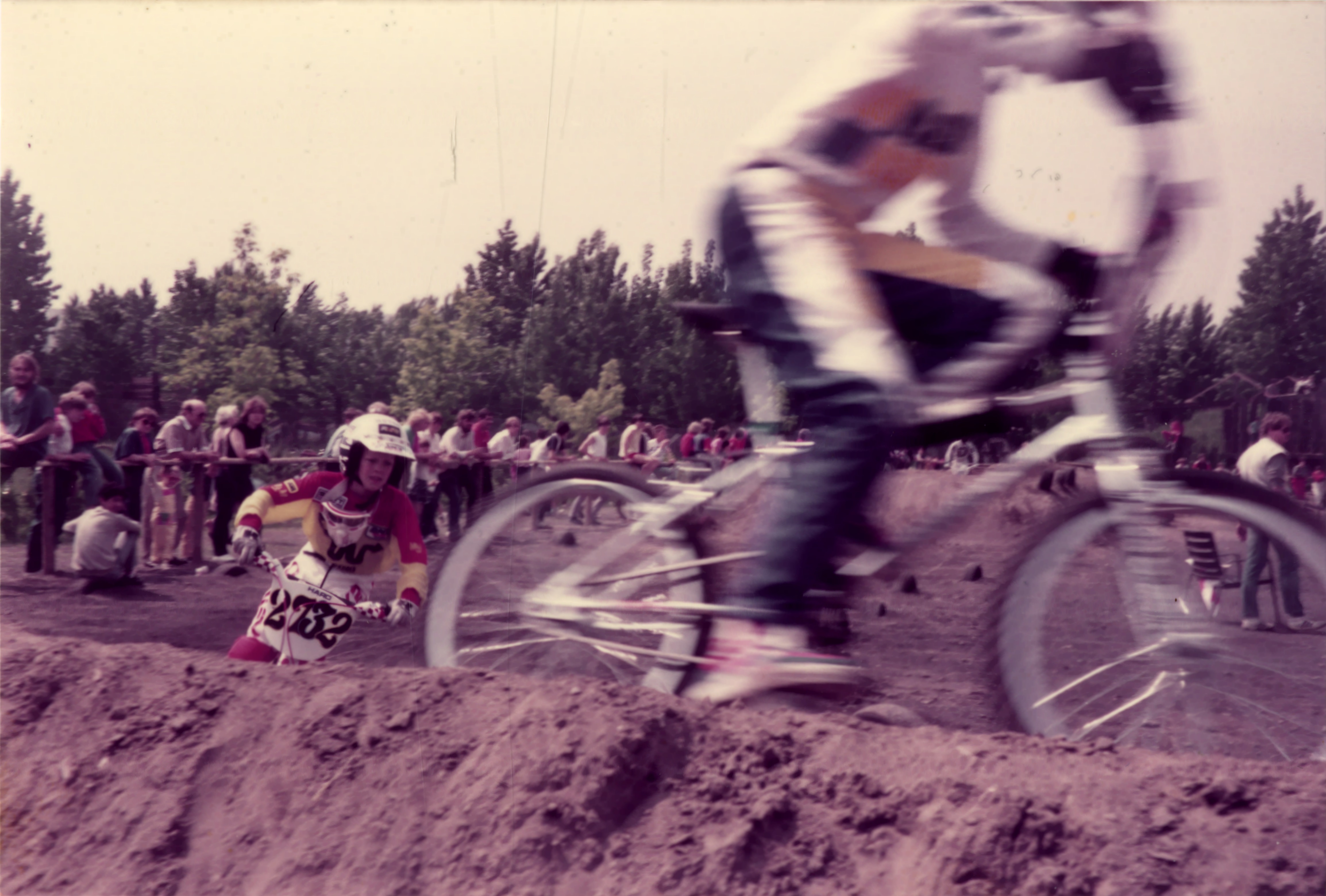 Mehrere Menschen auf BMX-Rädern beim Querfeldeinfahren.