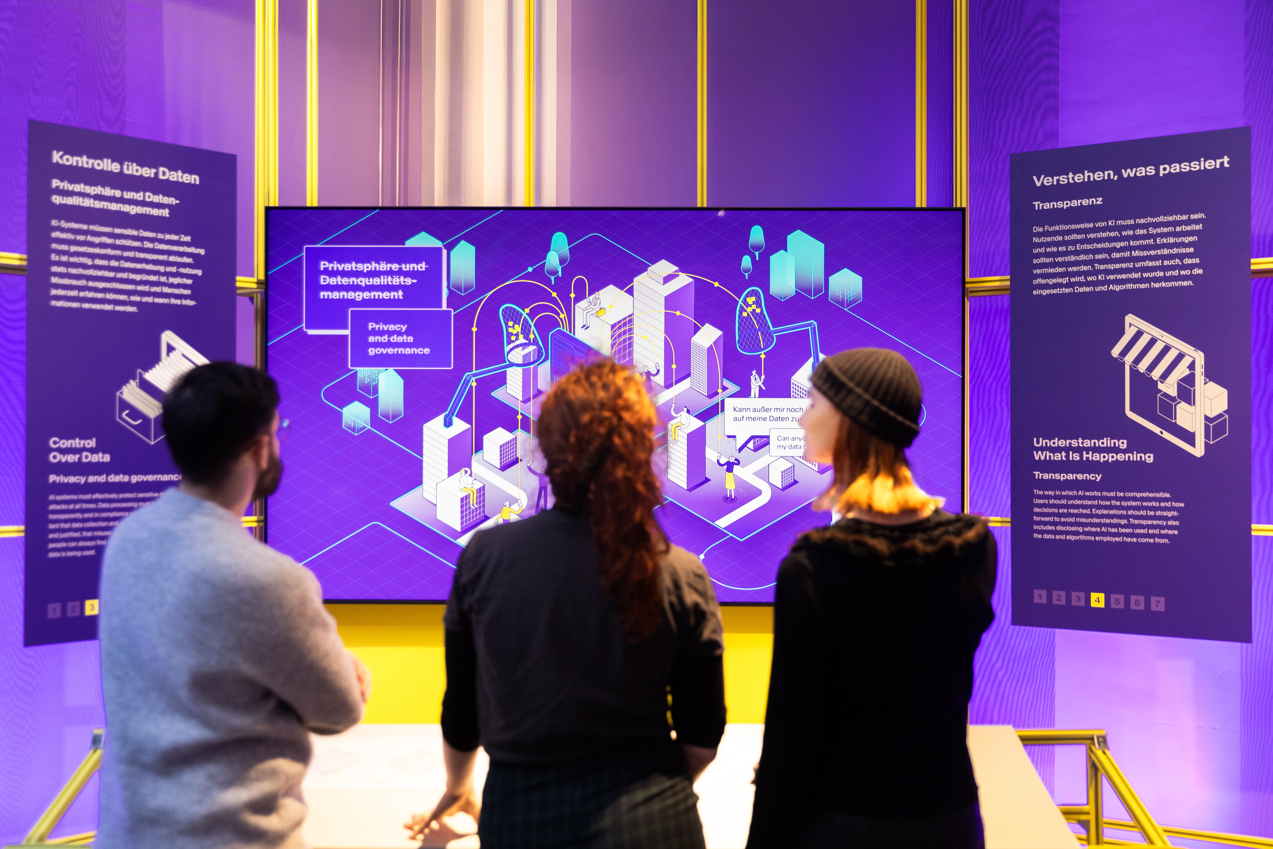 Ansicht der KI-Ausstellung im Deutschen Technikmuseum mit Menschen