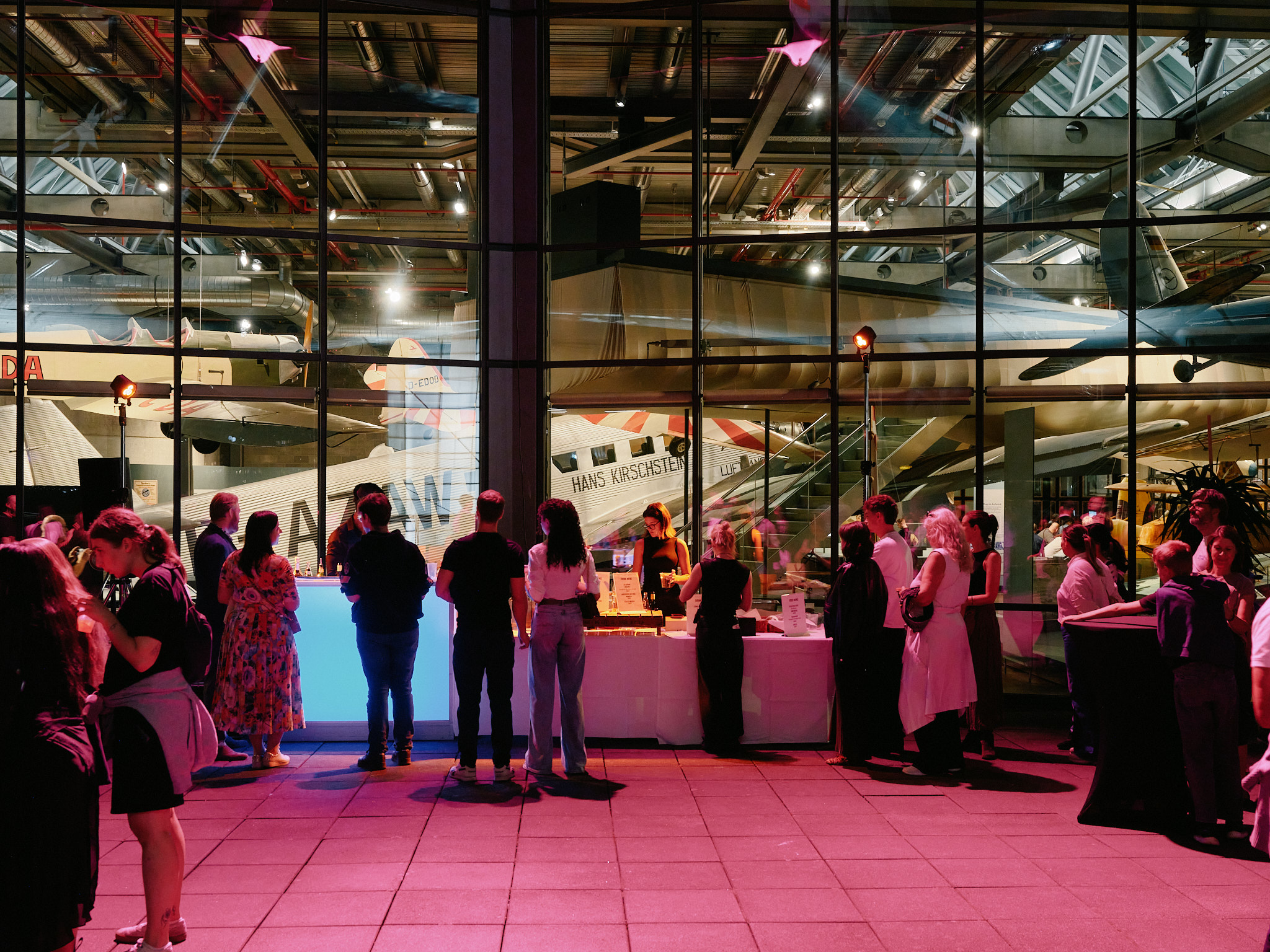 Terrasse mit Blick ins Innere eines Ausstellungsraums mit Flugzeugen.